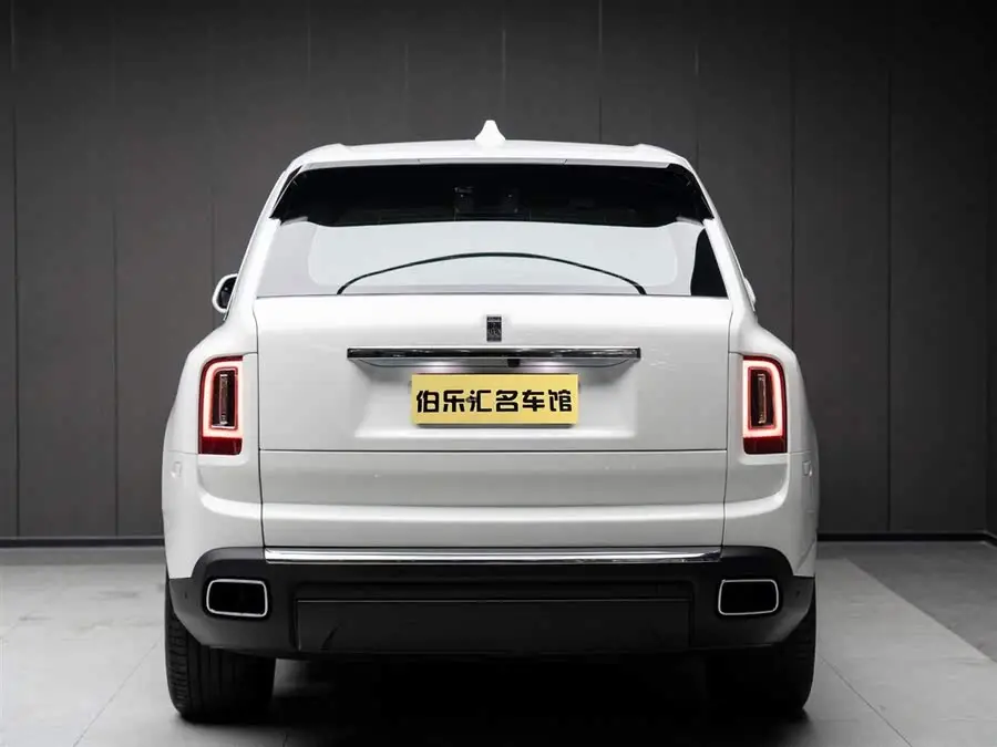 كولينان 2024 طراز بأربعة مقاعد