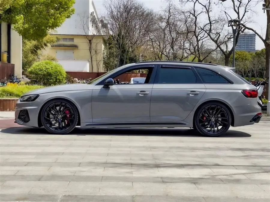 أودي RS 4 2022 RS4 أفانت إصدار أسود