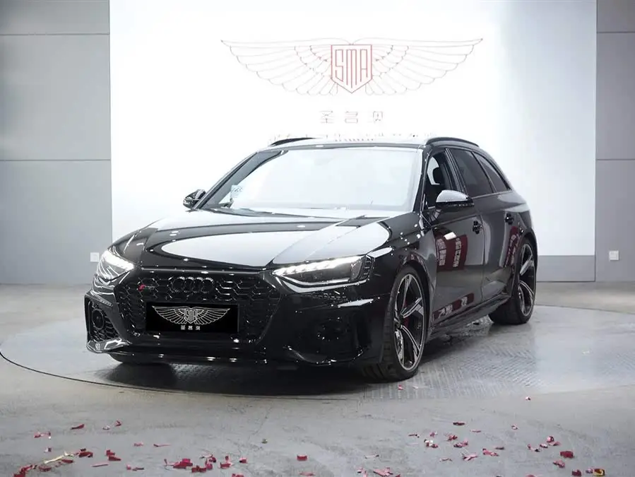 أودي RS 4 2023 RS4 أفانت إصدار بلاك