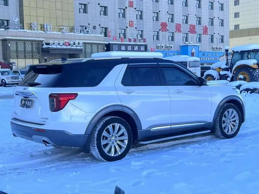 مستكشف 2020 EcoBoost 285 بنظام الدفع الرباعي إصدار التيتانيوم 7 مقاعد