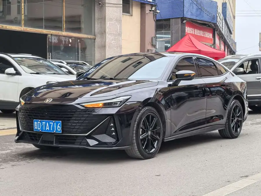 Changan UNI-V 2022 1.5T Smart Navigation Edition