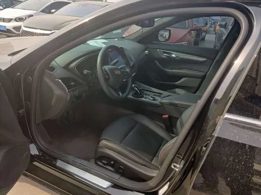 كاديلاك CT5 2022 طراز 28T الفاخر (النسخة القياسية)