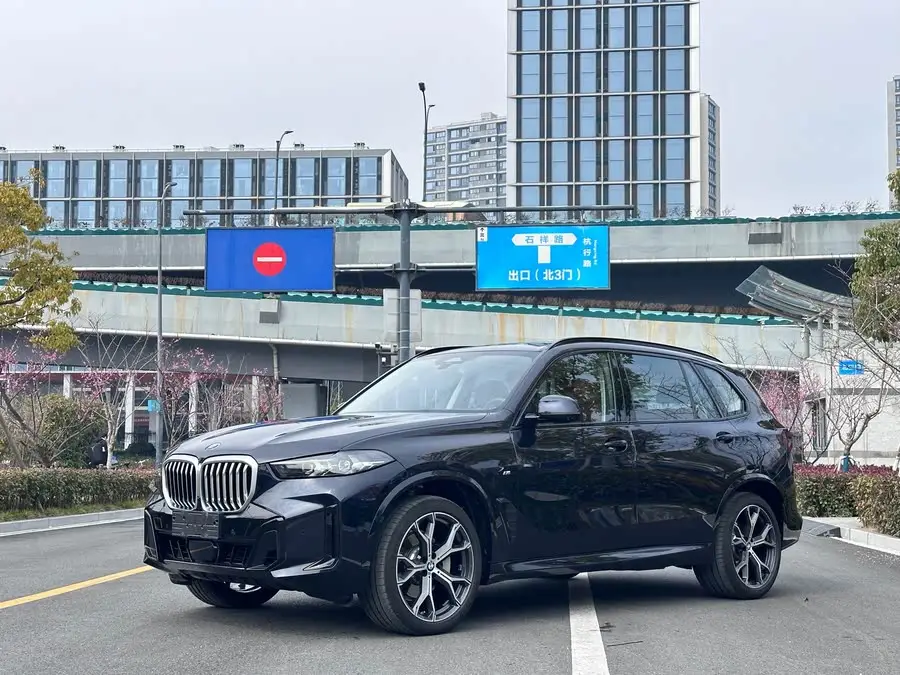 بي إم دبليو X5 موديل 2023 xDrive 30Li فئة M الرياضية الفاخرة مع حزمة التعتيم