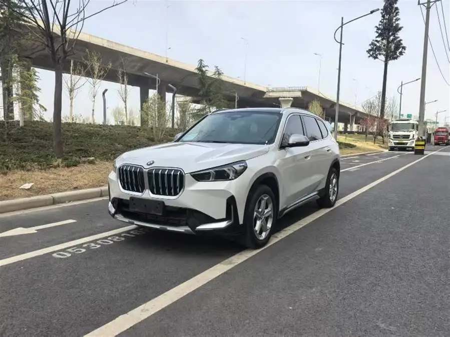 بي إم دبليو X1 2023 sDrive20Li حزمة التصميم X