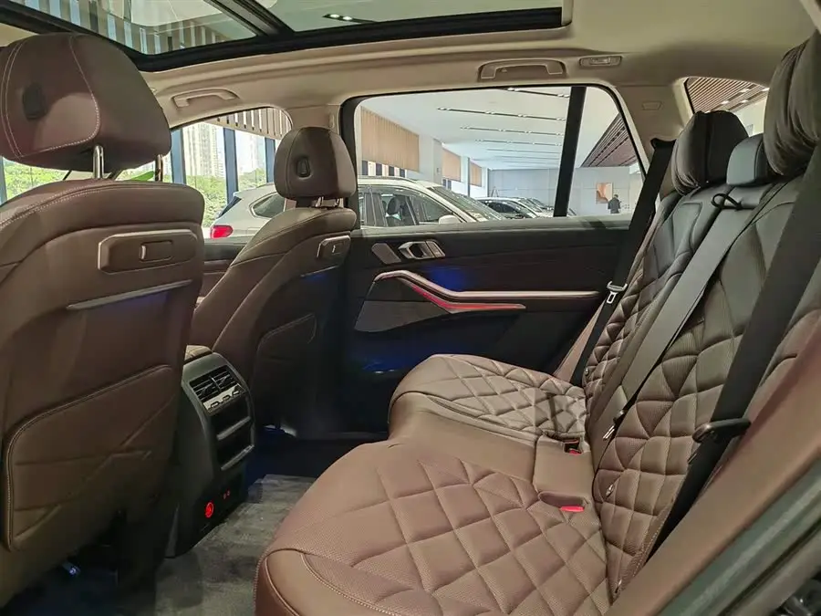 بي إم دبليو X5 2023 xDrive 30Li فئة M الرياضية بتجهيزات خاصة