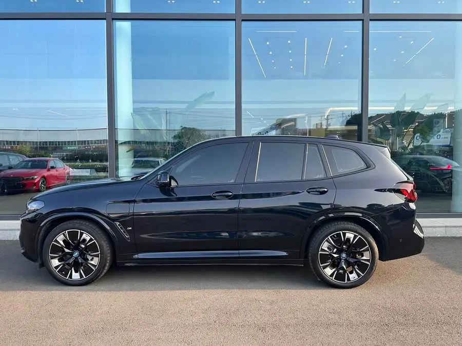 BMW iX3 2023 Leading Edition