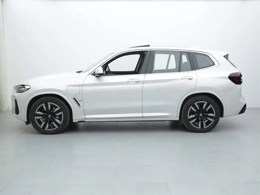 بي إم دبليو iX3 2024 الطراز الرائد