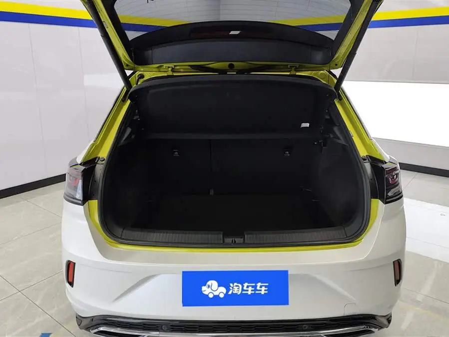 T-ROC 2023 300TSI DSG الدفع الثنائي إصدار ستارلايت