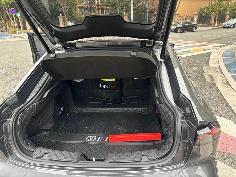 Changan UNI-V 2024 1.5T Smart Navigation Edition