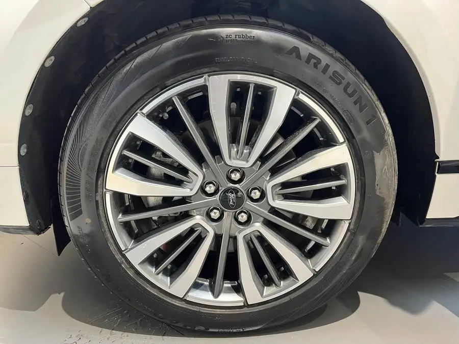 2021 Ford Edge PLUS EcoBoost 245 Two-Wheel Drive Top Model 7-Seater