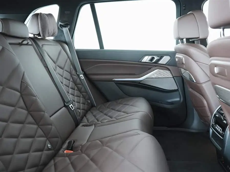 بي إم دبليو X5 2023 xDrive 40Li إصدار M الرياضي حزمة الليل السوداء