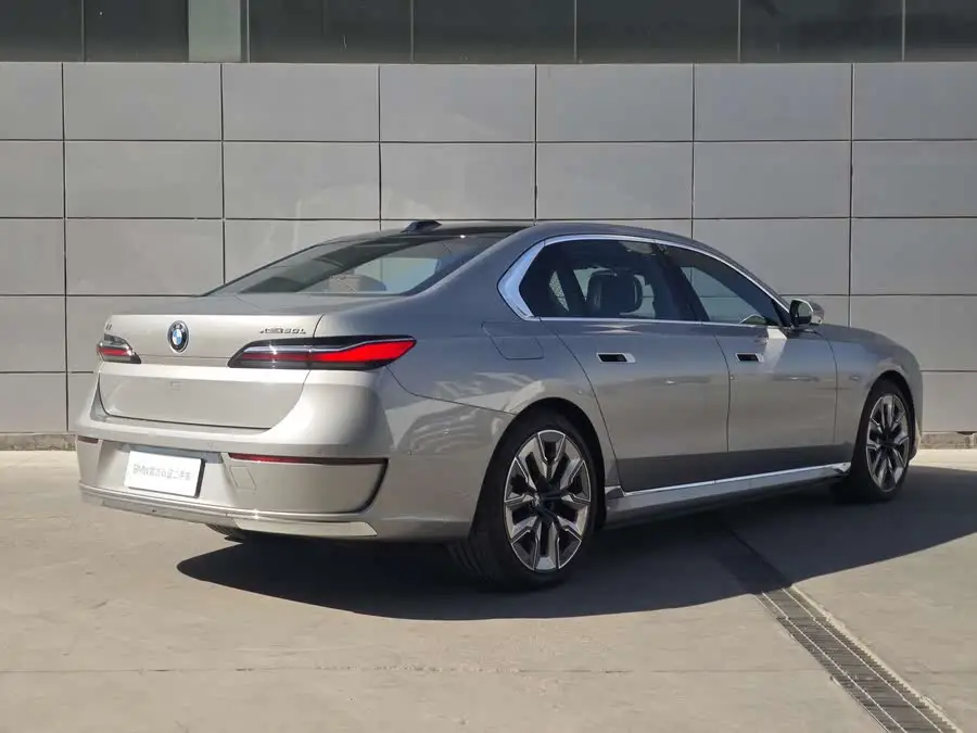 BMW i7 2023 xDrive60L Luxury Package