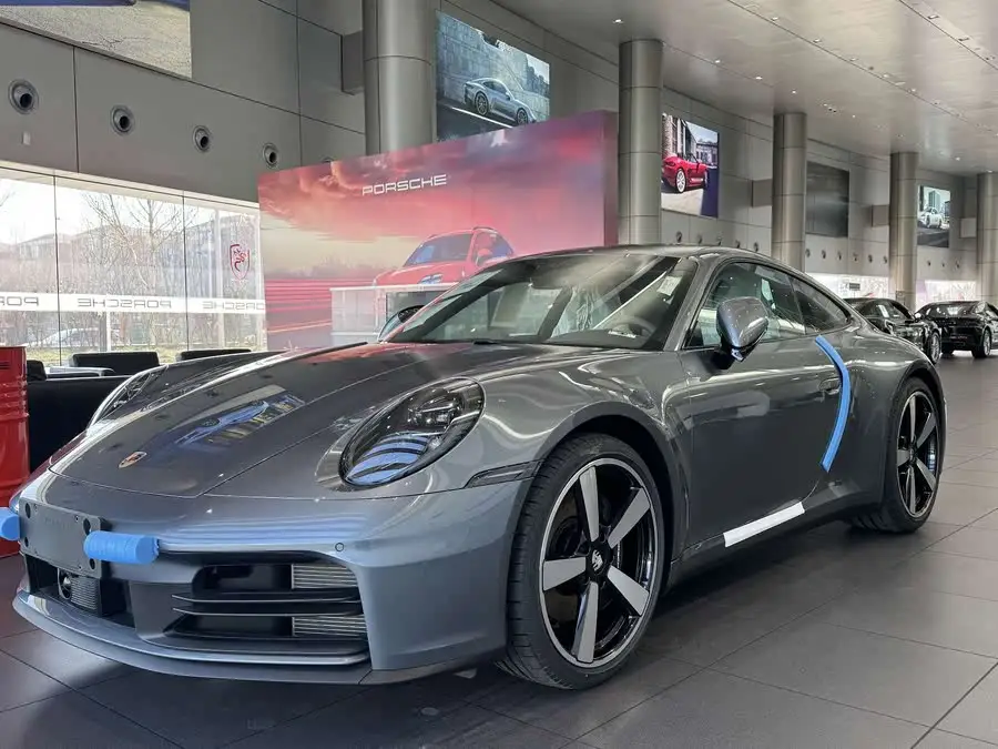 بورشه 911 طراز 2025 كاريرا 3.0T