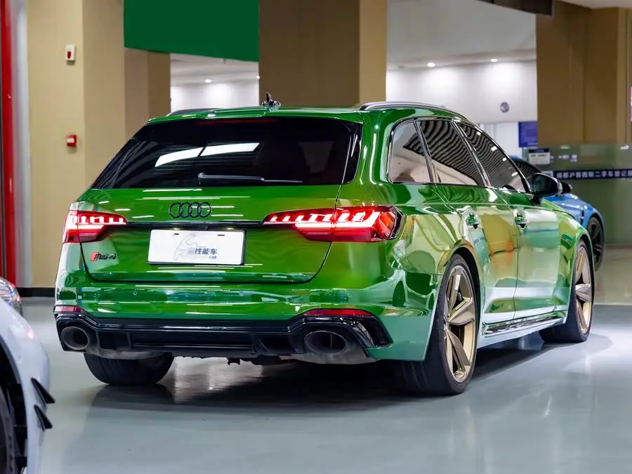 أودي RS 4 2022 RS4 أفانت إصدار الذهب الداكن