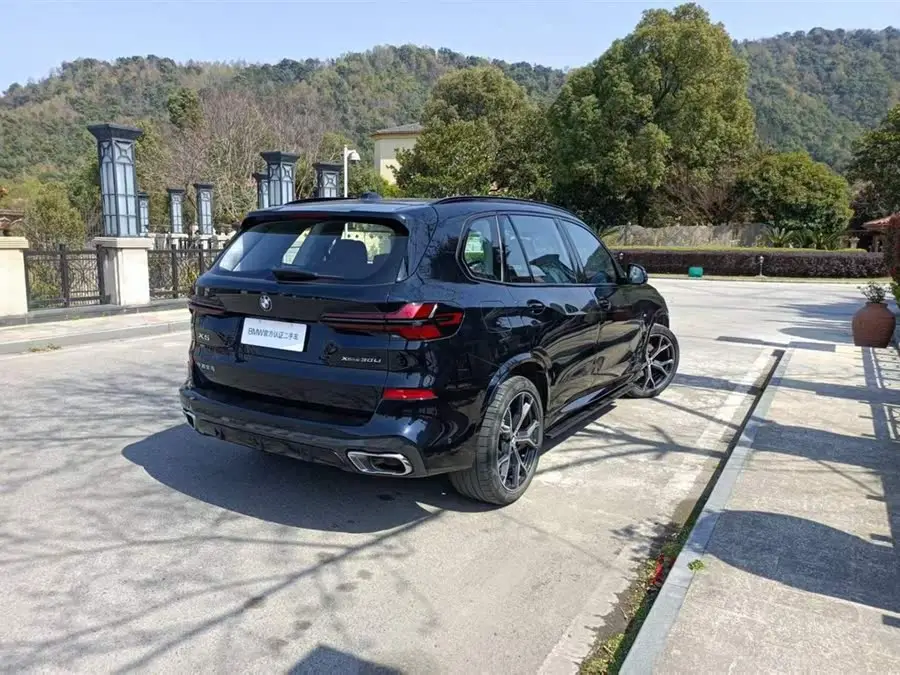 بي إم دبليو X5 2023 xDrive 30Li فئة M الرياضية المتميزة حزمة الليل