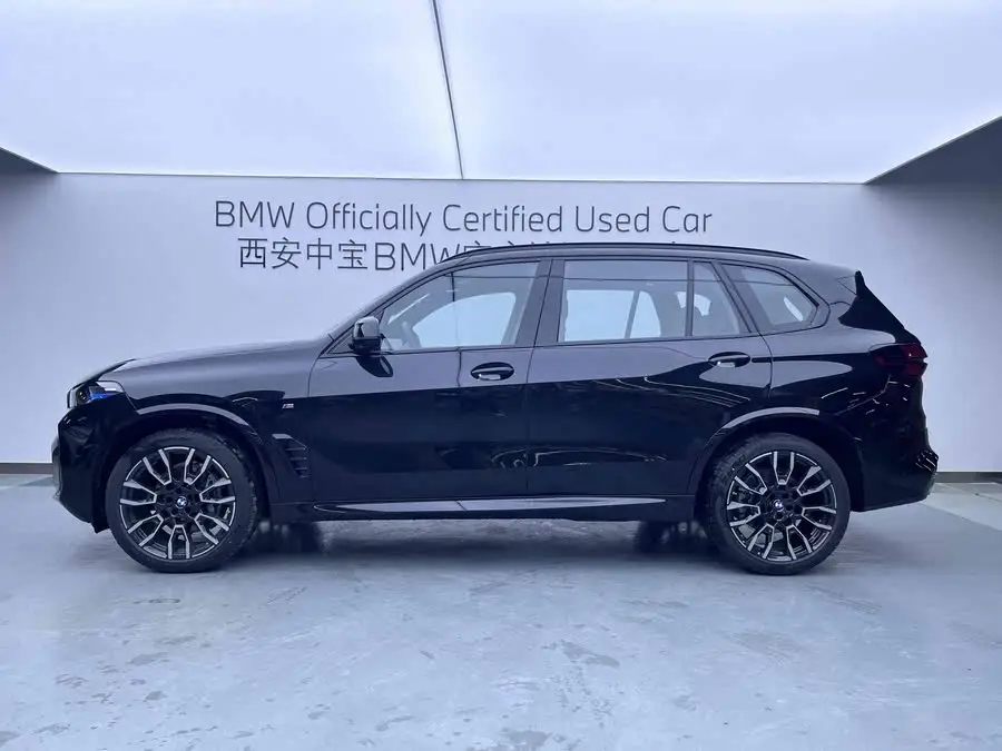 بي إم دبليو X5 طراز 2023 xDrive 40Li حزمة الرياضة السوداء