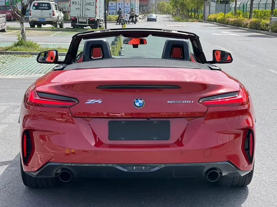 بي إم دبليو Z4 2023 sDrive 25i حزمة رياضية مميزة ليلية