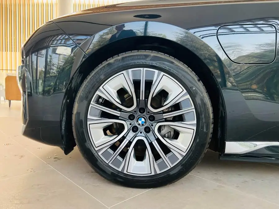 بي إم دبليو i7 2023 eDrive50L باقة الرفاهية المتقدمة