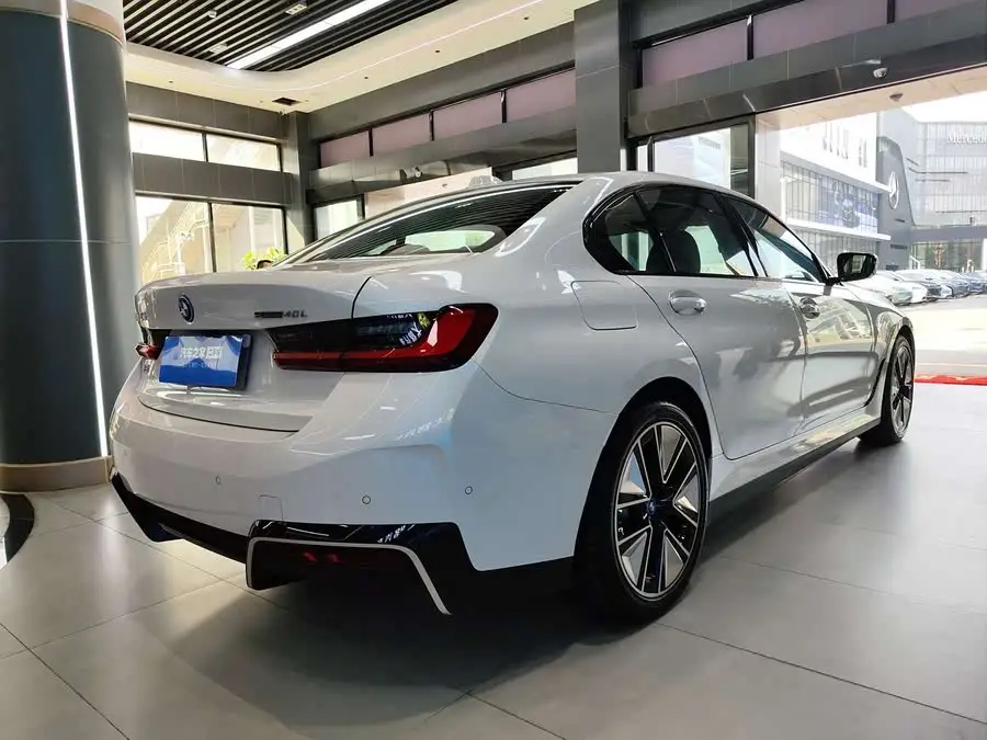 بي إم دبليو i3 2025 eDrive 40 L حزمة الرياضة الليلية