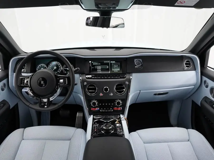 كولينان 2024 طراز بأربعة مقاعد