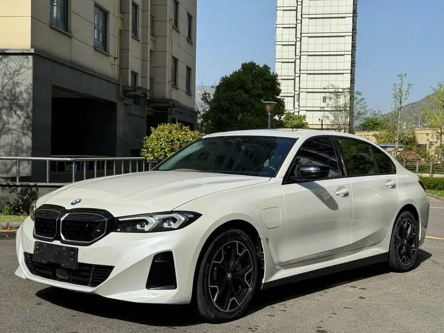 بي إم دبليو i3 2023 طراز eDrive 40 L حزمة الليل