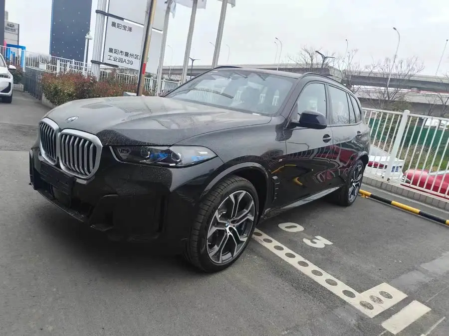 بي إم دبليو X5 2023 xDrive 40Li حزمة الرياضة الليلية M