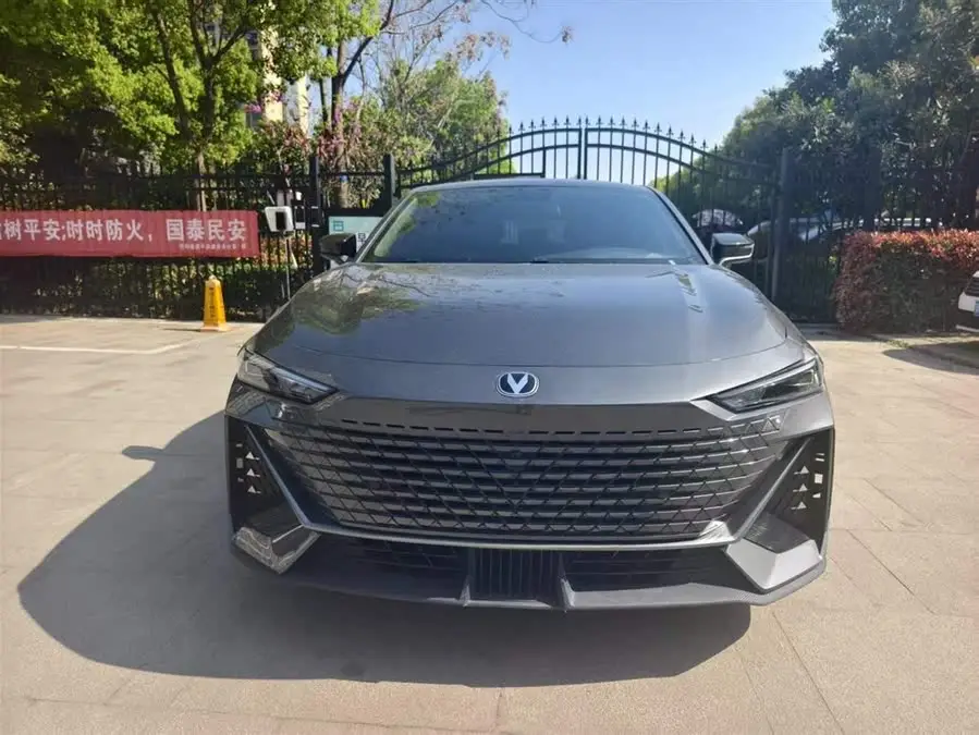 شانجان UNI-V 2023 طراز 1.5T المتميز