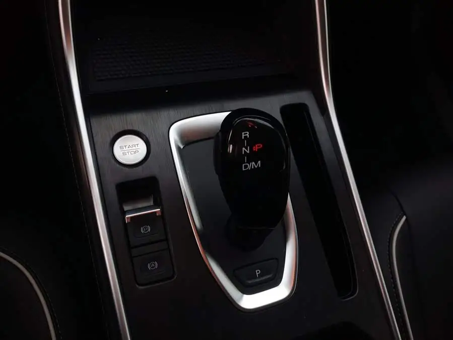 هافال H6 2023 نسخة المد潮 الوطني 1.5T نسخة الأوتوماتيكية البطل