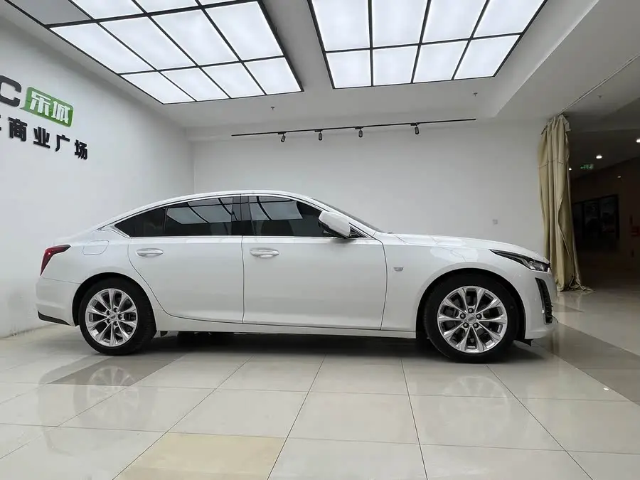 كاديلاك CT5 2022 28T فخمة