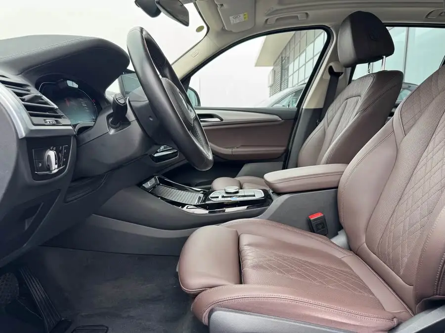 بي إم دبليو iX3 2023 إصدار القيادة