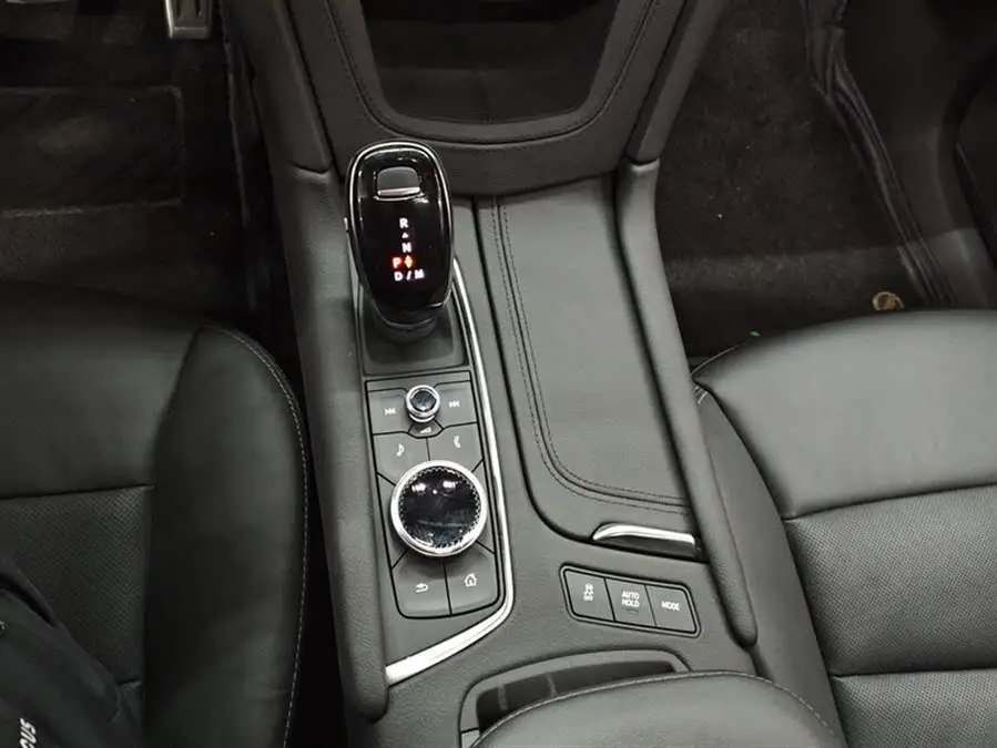 كاديلاك XT6 2022 2.0T ستة مقاعد دفع رباعي فئة بريميوم