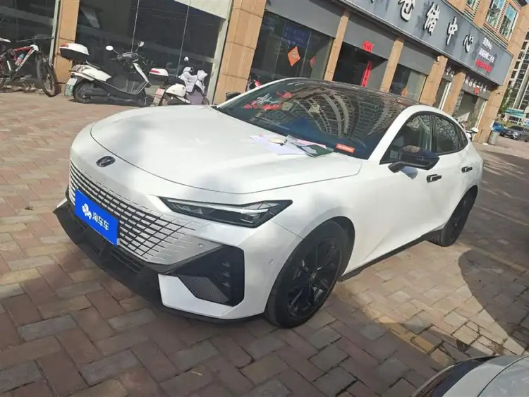 Changan UNI-V 2022 1.5T Smart Navigation Edition