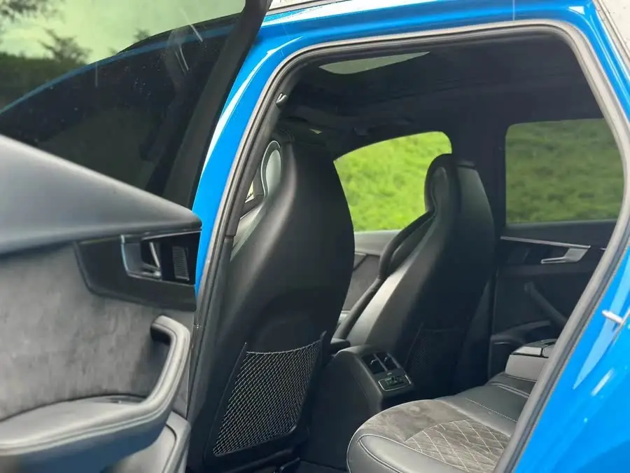 2021 أودي RS 4 أفانت إصدار الذهب الداكن