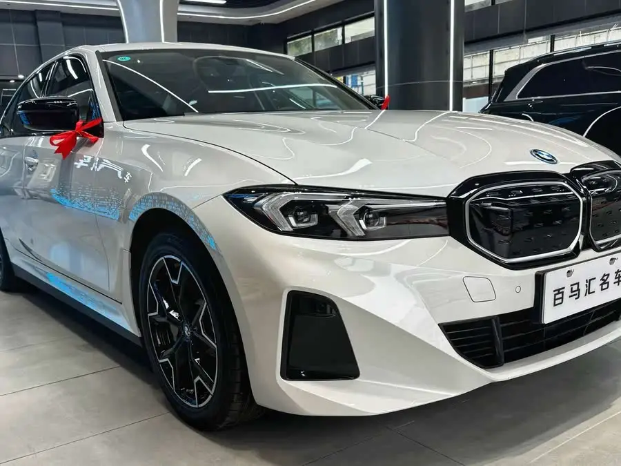 بي إم دبليو i3 2025 eDrive 40 L حزمة الرياضة الظلية