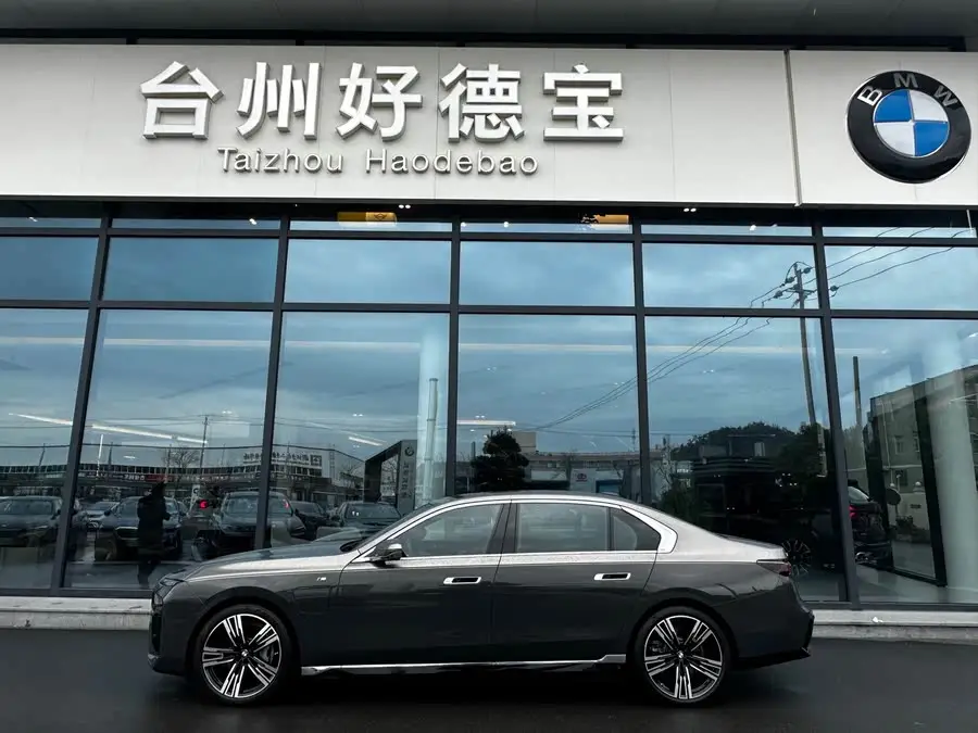 بي إم دبليو i7 2023 طراز eDrive50L حزمة M الرياضية