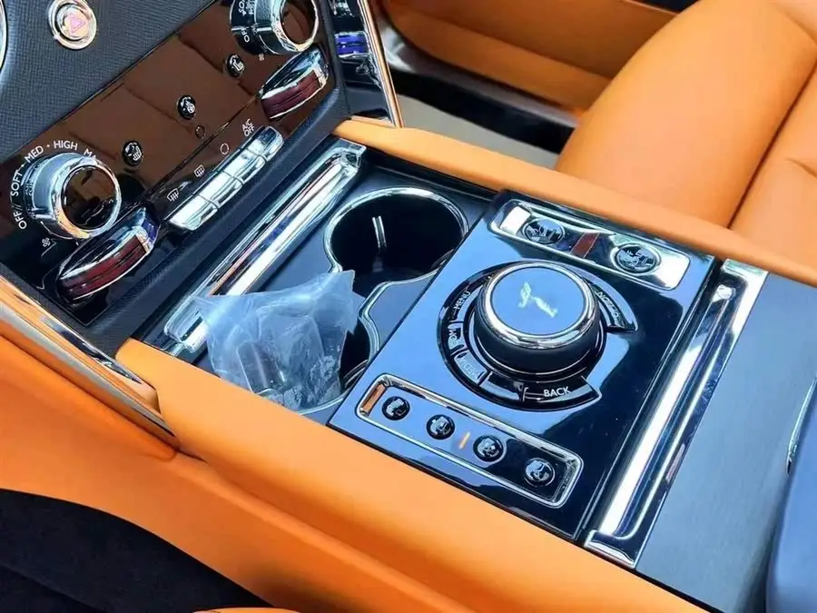 كولينان طراز 2018 النسخة ذات الخمسة مقاعد