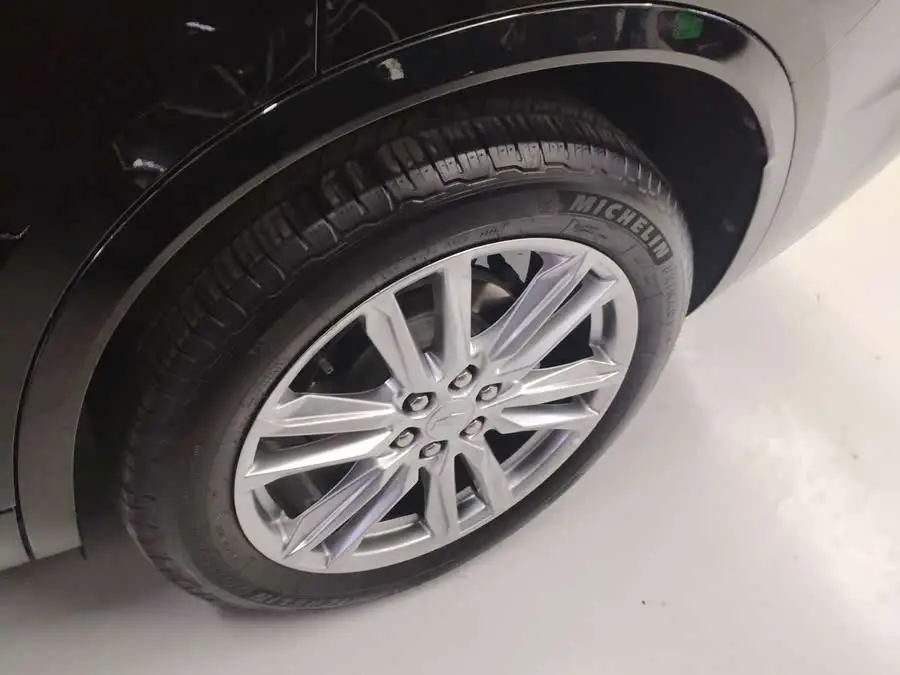 كاديلاك XT6 2022 2.0T فخامة دفع رباعي بستة مقاعد