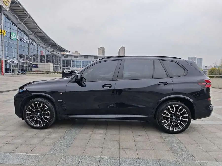 BMW X5 2023 xDrive 40Li M Sport Night Package