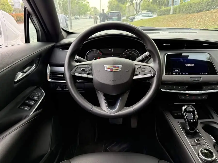 كاديلاك XT4 2022 28T فاخرة ذات دفع ثنائي