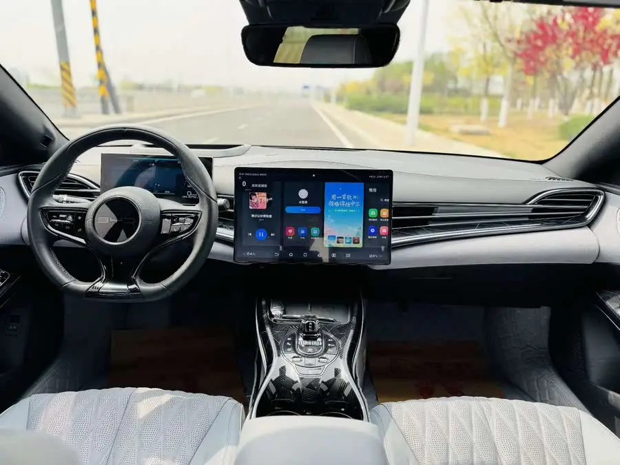 ختم 2022 طراز 700 كم النسخة طويلة المدى بالدفع الخلفي