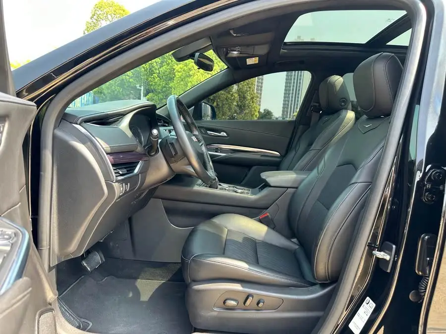 كاديلاك XT4 2021 28T فئة التقنية ذات الدفع الأمامي