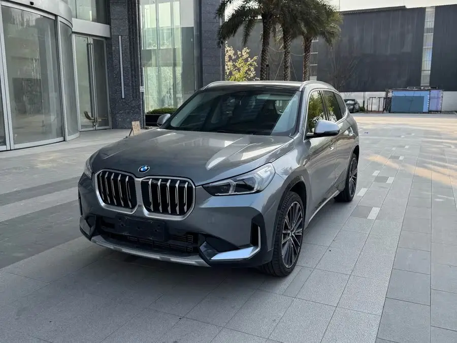 بي إم دبليو X1 2023 xDrive25Li حزمة التصميم X