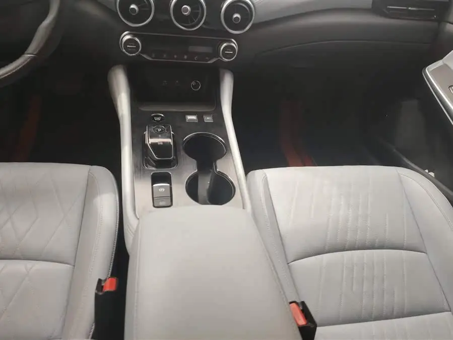 سيدان إكسوان 2023 طراز أولترا هجين كهربائي فائق الرفاهية