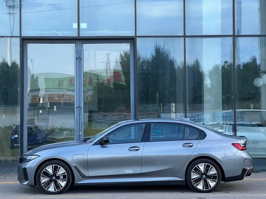 بي إم دبليو i3 2024 eDrive 40 L حزمة الرياضية الليلية