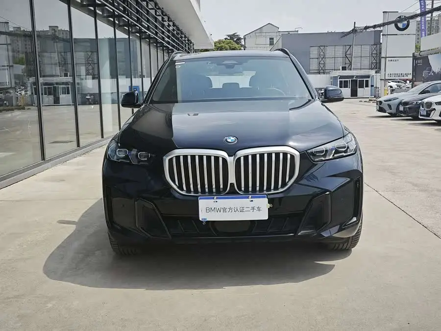 بي إم دبليو X5 2023 xDrive 40Li M حزمة الليل الرياضية