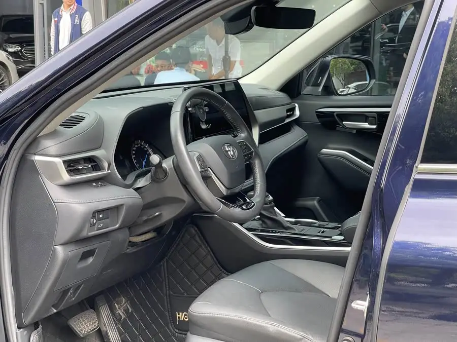 هايلاندر 2022 موديل هايبرد 2.5 لتر دفع رباعي بريميوم 7 مقاعد