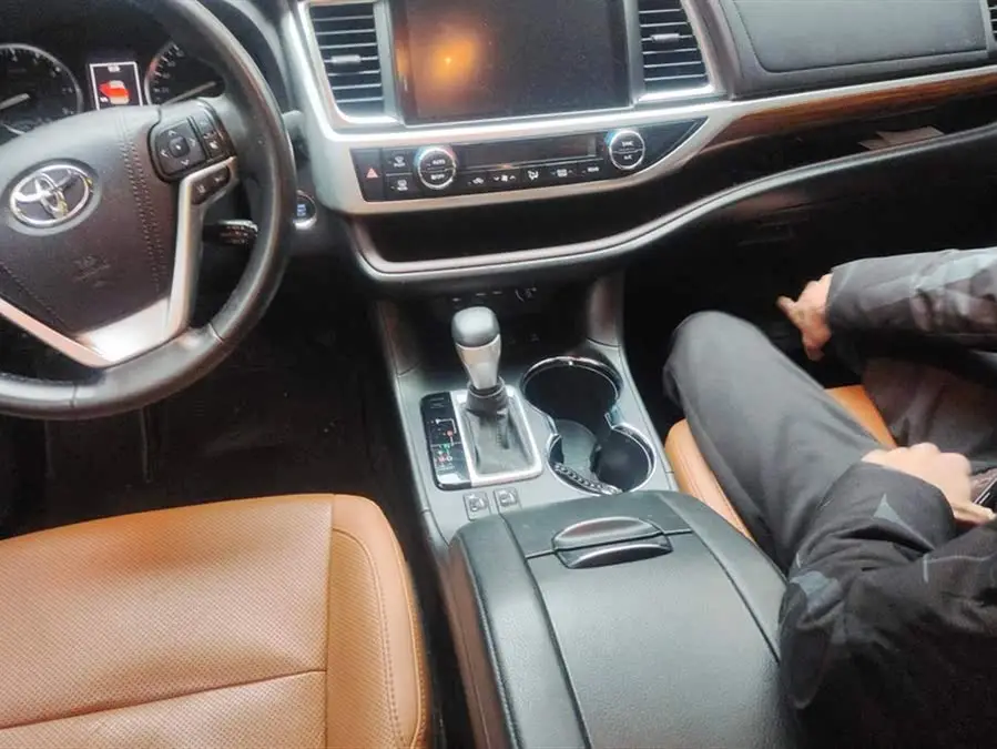 2021 هايلاندر 2.0T النسخة Knight للدفع الرباعي 7 مقاعد