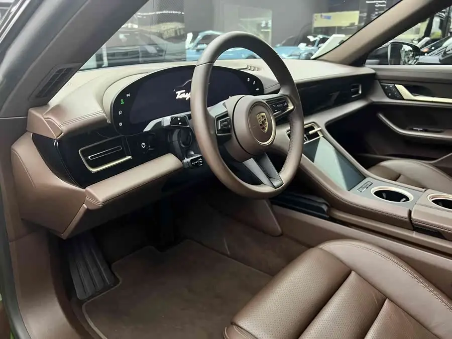 2022 تايكان 4 كروس توريزمو