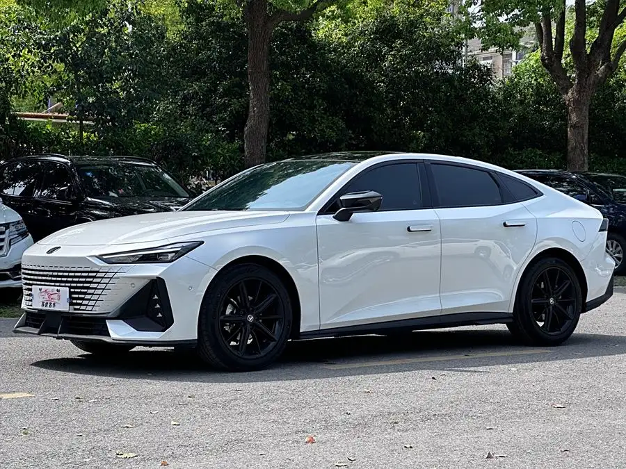 Changan UNI-V 2022 1.5T Smart Navigation Edition