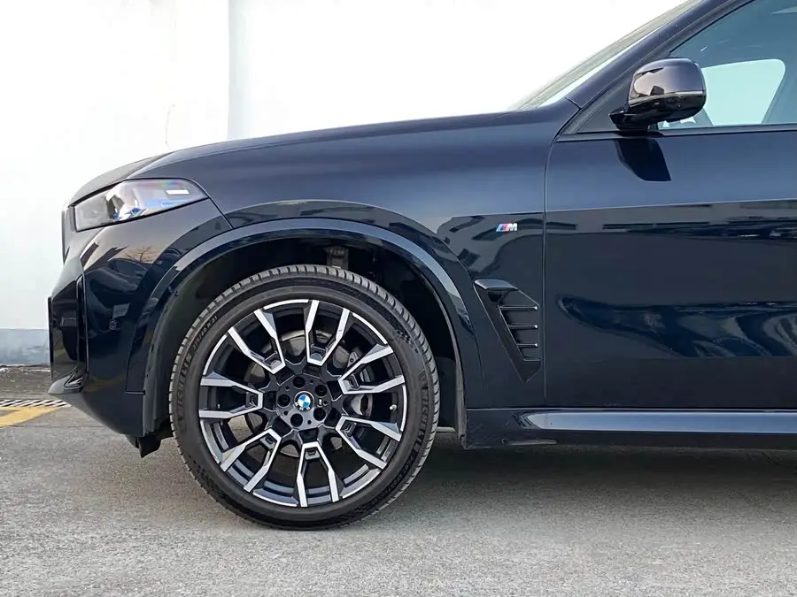 بي إم دبليو X5 2023 xDrive 40Li M حزمة رياضية ليلية